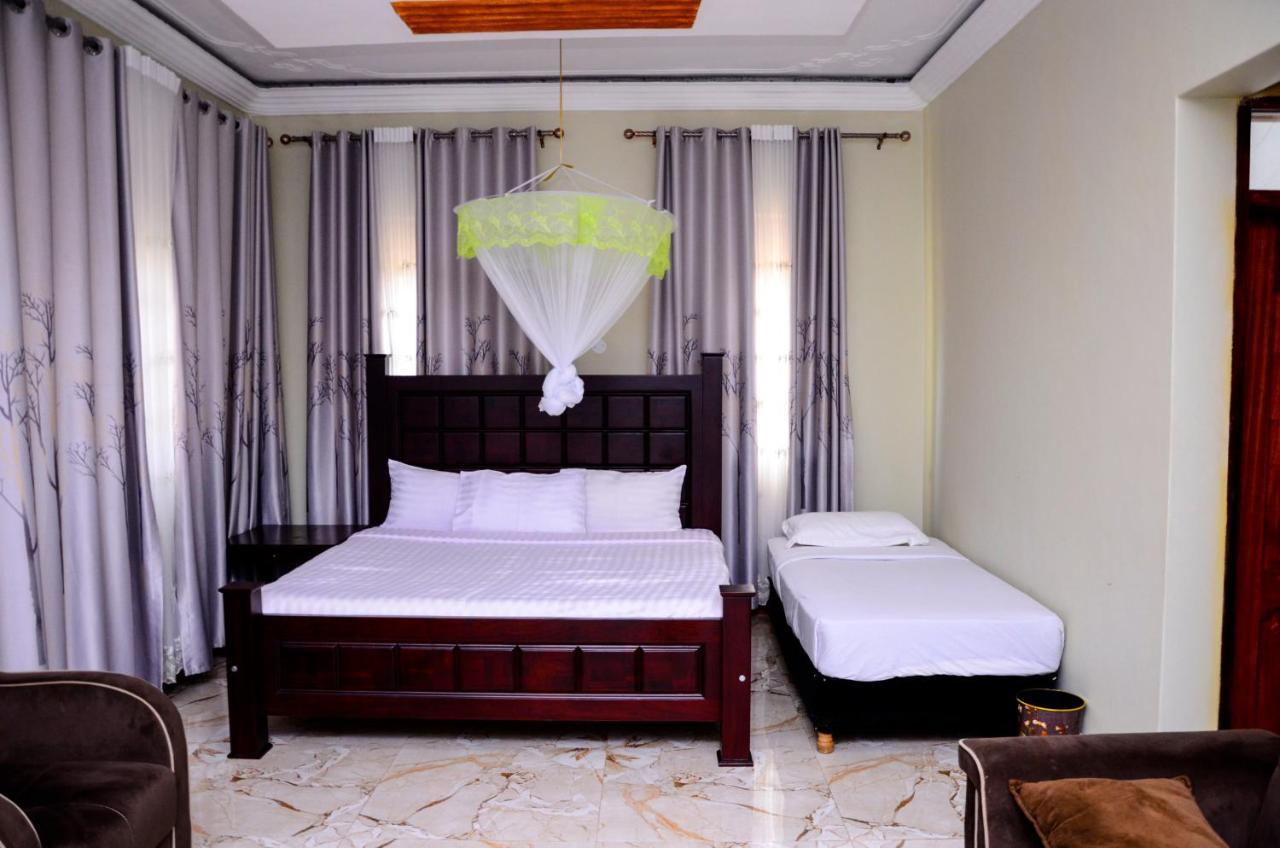 Peniel Beach Hotel เอนเทบเบ้ ภายนอก รูปภาพ