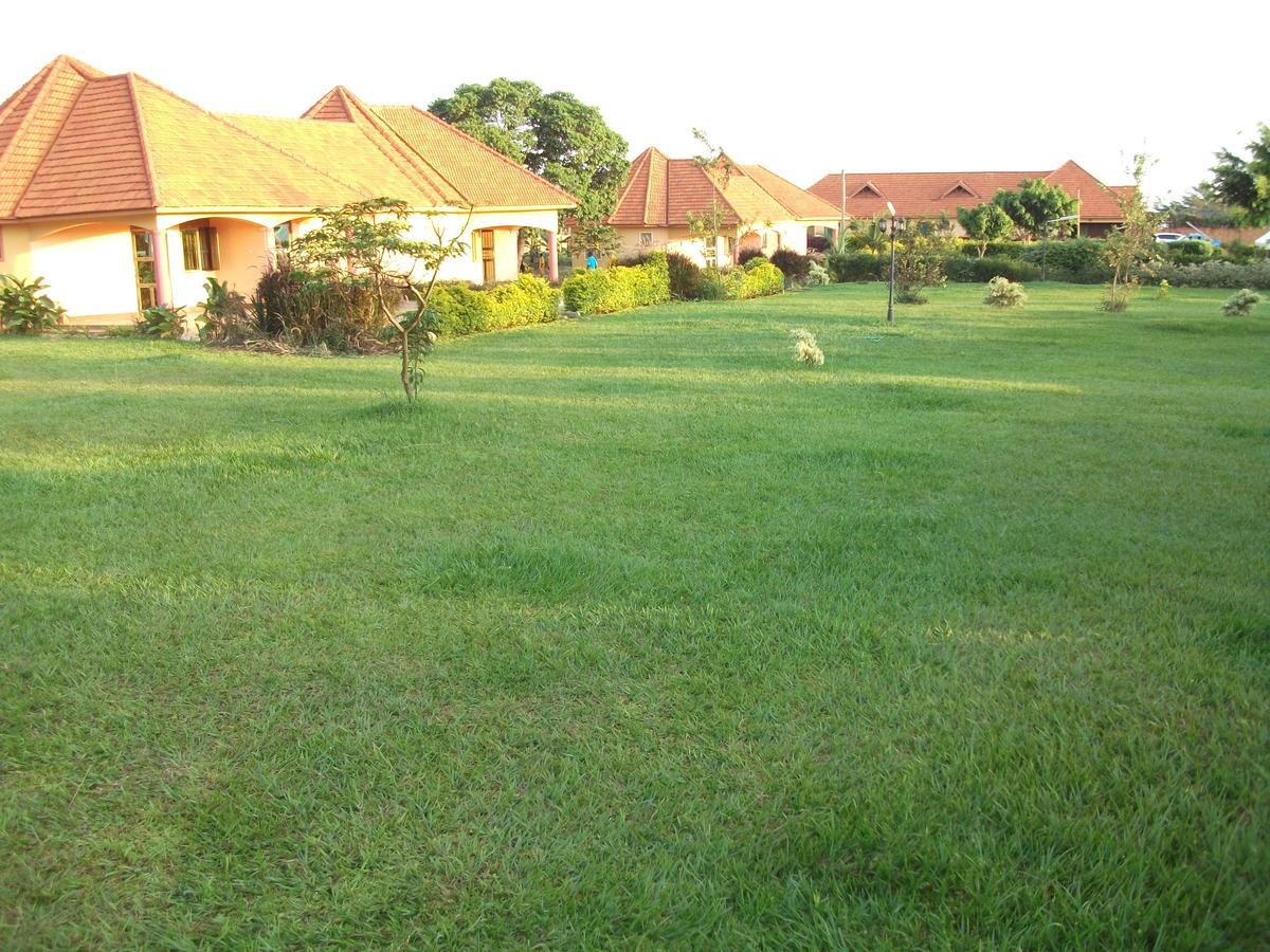 Peniel Beach Hotel เอนเทบเบ้ ภายนอก รูปภาพ