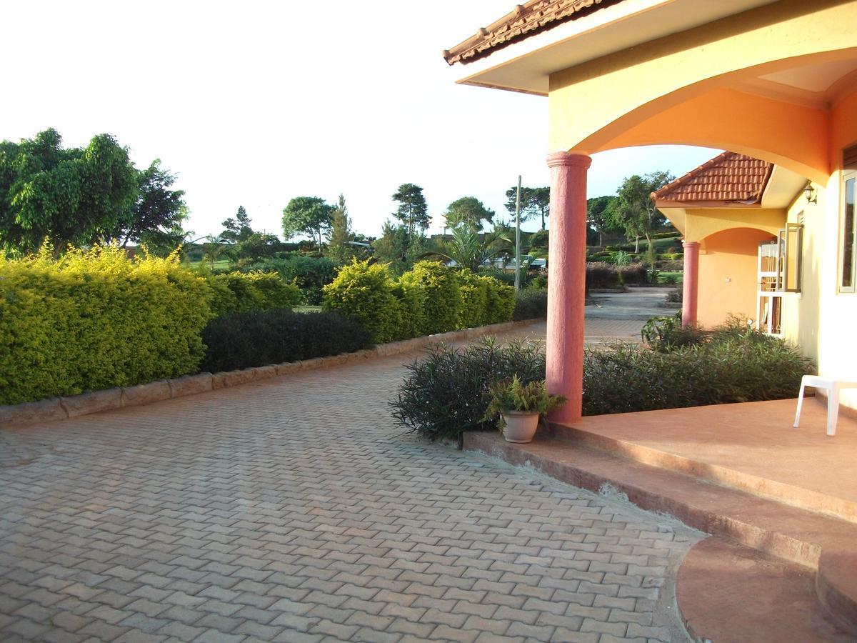 Peniel Beach Hotel เอนเทบเบ้ ภายนอก รูปภาพ