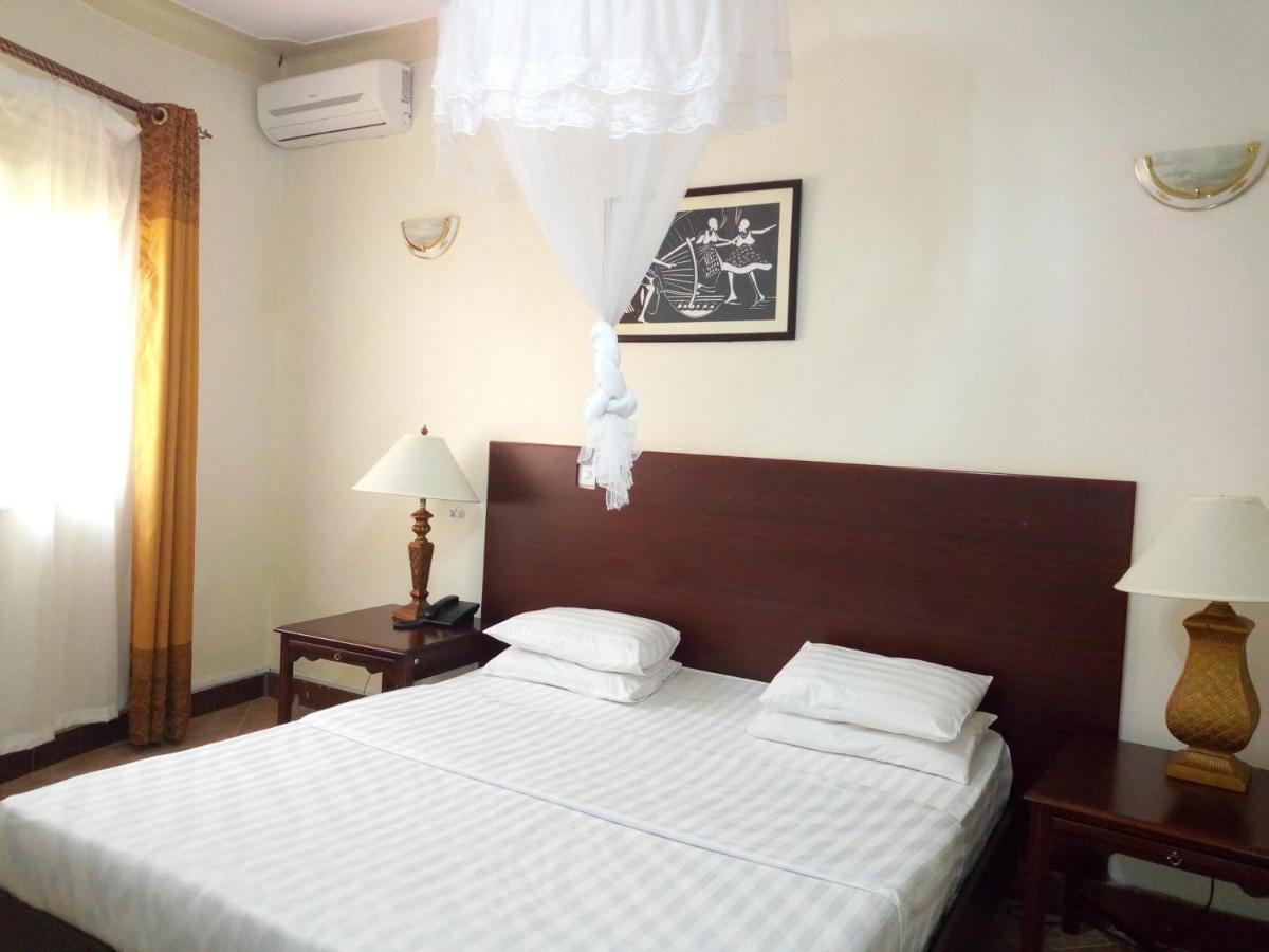 Peniel Beach Hotel เอนเทบเบ้ ภายนอก รูปภาพ