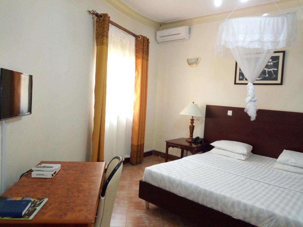 Peniel Beach Hotel เอนเทบเบ้ ภายนอก รูปภาพ